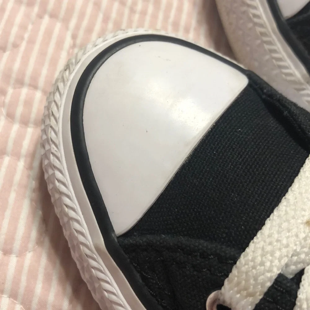 Converse girls sneakers black and white size 1 GUC